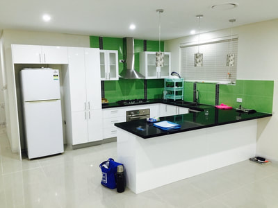 The house kitchen renovation project in Fairfield East comes with standard size cabinets, classic plain gloss white polyurethane finish door with pencil edge and soft-closing hardwares. The benchtops colour is in star black,thickness is 40mm. Comes with free silver handle 128mm.