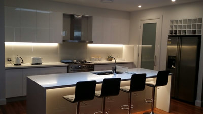 The house kitchen renovation project in Riverwood comes with wall-mount and standing cabinets, gloss white polyurethane-finish door with pencil edge and soft-closing hardwares. The benchtops colour is in star diamond white,thickness is 40mm. 