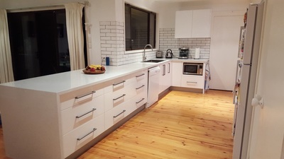 The house kitchen renovation project in Fairfield Heights comes with standard size cabinets, with classic plain metalic white polyurethane finish door with pencil edge and soft-closing hardwares. The benchtops colour is in diamond white,thickness is 40mm. Comes with free silver handle 128mm.