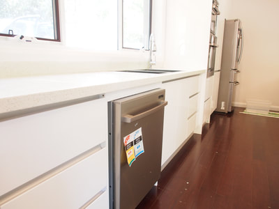 The house kitchen renovation project in Wetherill Park comes with custom size cabinets, with classic plain metalic white polyurethane finish door with pencil edge and soft-closing hardwares. The benchtops colour is in diamond white,thickness is 40mm.