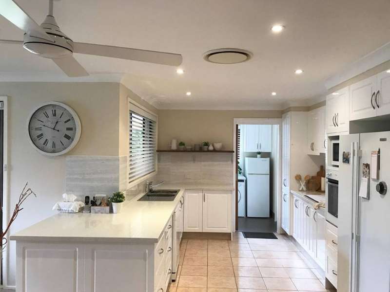 Project in Castle Hill after renovation, equipped with standarding and wall-mount cabinets, come with square pattern polyurethane door, 40mm cystral white stone benchtop and silver handles.
